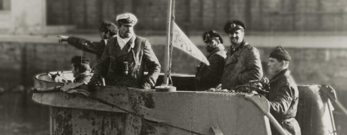 Kapitänleutnant Horst Degen (wearing white hat) 